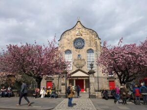 Dark Stories of Edinburgh: walking tour in French - Start at the Statue of Robert Fergusson and Canongate Kirk