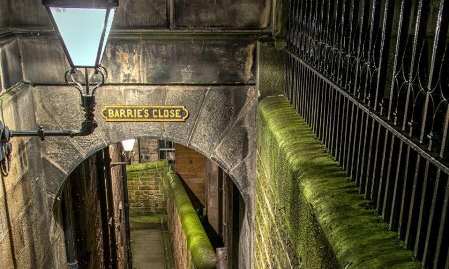 Edinburgh: 2-Hour Ghost Tour in Italian - Walking the Royal Mile at Night, Italian-Style