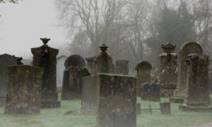 Edinburgh: 2-Hour Ghost Tour in Italian - The Ghost Lore Mix: Witches, Killers, and Restless Spirits