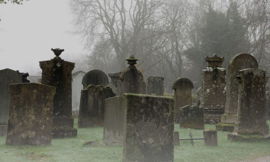 Edinburgh: 2-Hour Ghost Tour in Italian - The Ghost Lore Mix: Witches, Killers, and Restless Spirits