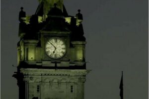 Edinburgh 2 Hour Nighttime Ghost Tour Italian Tour Guide - Meeting on High Street and the Nightfall Rhythm
