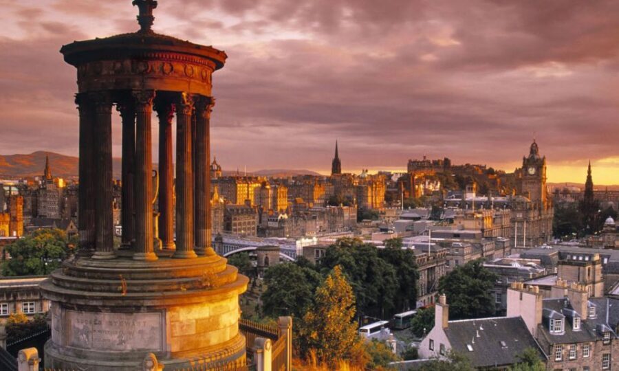 Edinburgh: 3-Hour Historical Walking Tour in Italian - Start on the Royal Mile: where the tour clicks