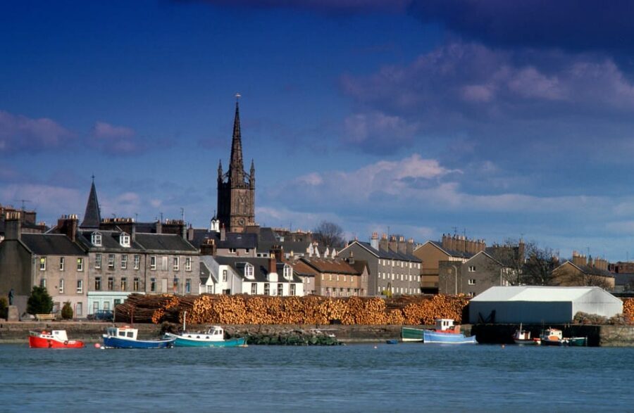 Edinburgh: Aberdeenshire, Balmoral Castle & Northeast Coast - Ballater Lunch Break and Loch-Country Energy
