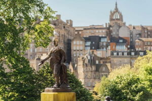 Edinburgh: Big Bus Hop-On, Hop-Off Tour by Open-Top Bus - City Tour: the stops that connect Edinburgh’s center to the highlights
