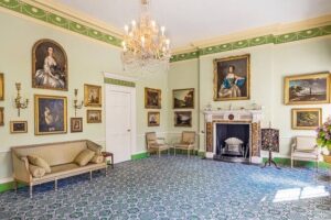 Edinburgh Full Day Walking Tour with Castle Included -Small Group - Charlotte Square and the Georgian House: New Town’s big idea