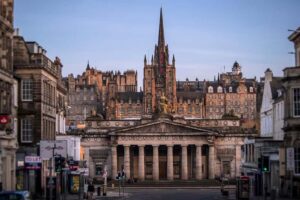 Edinburgh: Full-Day Walking Tour with Edinburgh Castle - New Town stroll and the Georgian House: seeing privilege without the fog machine