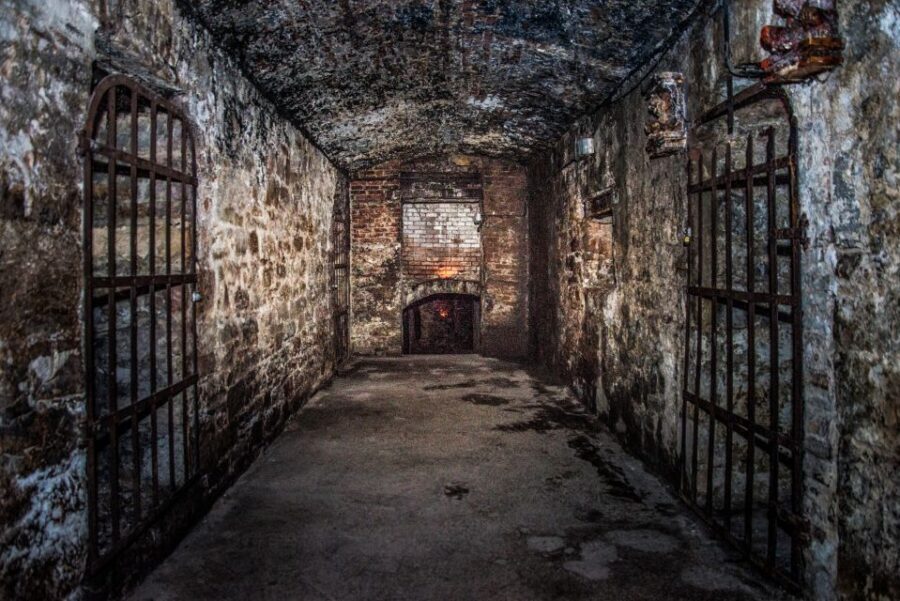 Edinburgh: Haunted Underground Vaults and Graveyard Tour - The grim street lore: criminals like Burke and Hare