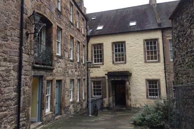 Edinburgh: History Lovers Old Town Walking Tour - Greyfriars Kirkyard: famous names and infamous stories