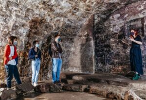 Edinburgh: Late-Night Underground Vaults Terror Tour - Finding the meeting point at 300 Lawnmarket (and not second-guessing it)