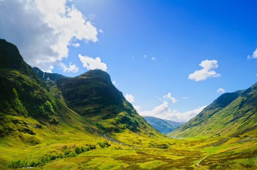 Edinburgh: Loch Ness, Inverness & Highlands Tour in Spanish - What the guide experience feels like in real life