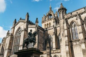 Edinburgh: Old Town History and Tales Walking Tour - Meeting at Caffe Nero and Finding Your Guide (Without Stress)