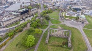 Edinburgh: Old Town History Walking Tour - Meeting at Advocates Close and spotting your guide