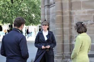 Edinburgh: Sherlock Holmes Private Walking Tour - Finding the start point: green police station + unicorn pillars