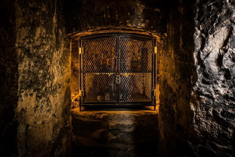 Edinburgh: The Lost Close Underground Scotch Whiskey Tasting - The 20-minute guide walk into Edinburgh’s “lost close”