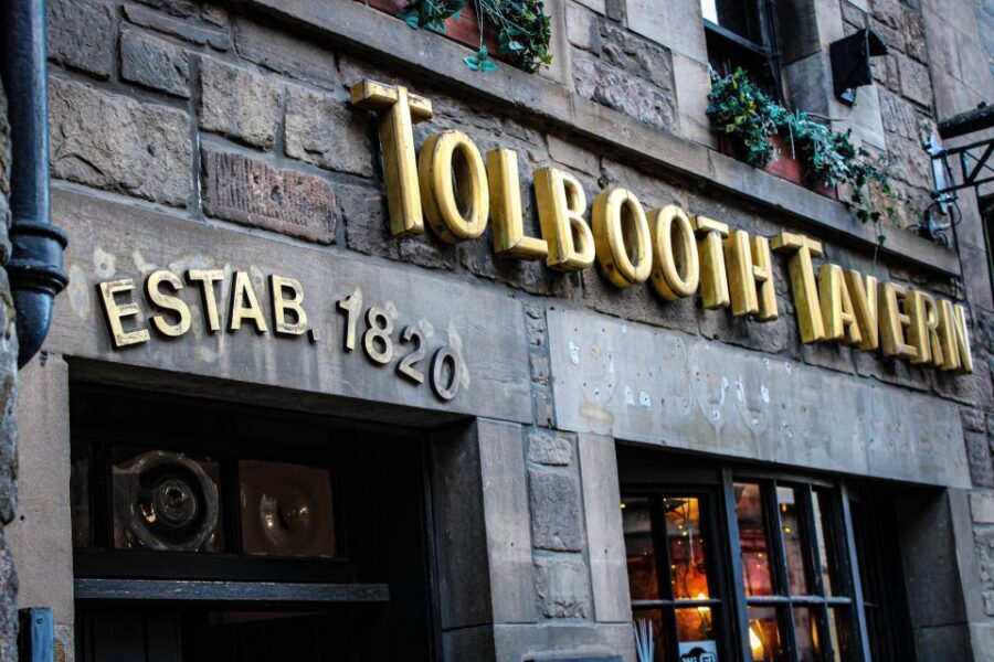 Edinburgh: Tolbooth Tavern Haggis Taster & Whisky Sampling - Why the Tolbooth Tavern location matters on the Royal Mile