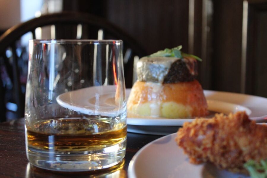 Edinburgh: Tolbooth Tavern Haggis Taster & Whisky Sampling - Finding the place fast: the Canongate meeting point