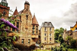 Enchanting Edinburgh: Half-Day Walking Tour with Local Guide - St Andrew Square: Georgian architecture with a calm pause