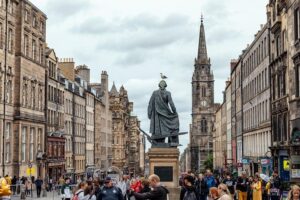 Highlights & Hidden Gems With Locals: Best of Edinburgh Private Tour - Where the tour starts on High Street (and why that’s smart)