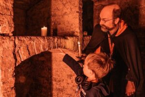 Kids Multi-Sensory Underground Vaults Tour in Edinburgh - Stop 1 at Mercat Cross: gardyloo, witches, and a graveyard clue