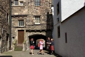 Outlander Walking Tour of Edinburgh's Old Town - Bakehouse Close and the Printshop Steps You’ll Recognize