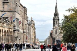 Private Full-Day Walking Tour in Edinburgh with Edinburgh Castle - New Town architecture and garden breaks that keep the walk enjoyable