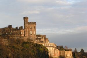 Public guided tour of Edinburgh at a minimum price - in French - Old Town Closes and the Royal Mile: Medieval Streets with Real Personality