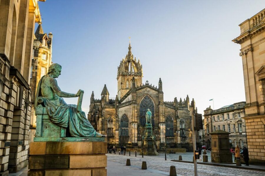 Skip-the-line Edinburgh Castle with Old Town Walking Tour - St Margaret’s Chapel, the Royal Palace, and war memorial context